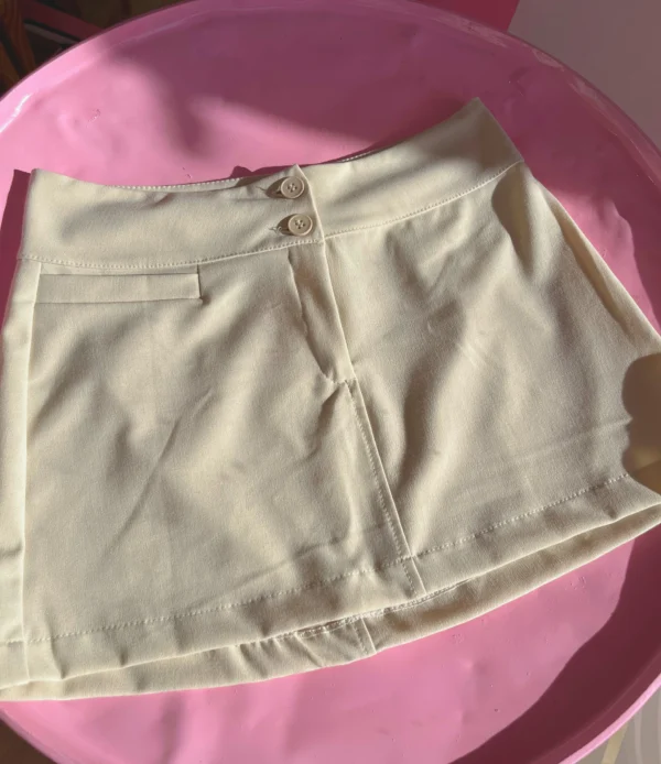 alle de falda elegante color hueso Vanitty, prenda versátil y luminosa fácil de combinar con blusas o tops