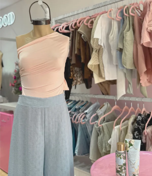 Maxi palazo de mujer Vanitty confeccionado en lino calado color celeste, pantalón amplio y liviano ideal para looks frescos y elegantes de verano