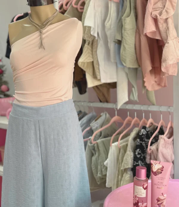 Detalle de textura lino calado en maxi palazo celeste Vanitty, diseño delicado y aireado con caída suave