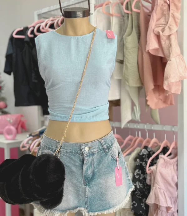 Top Celeste de mujer Vanitty confeccionado en bambula con moño en la espalda, prenda liviana y femenina ideal para looks frescos y elegantes