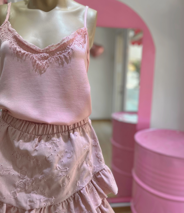 Detalle blusa rosa seda Blusa delicada confeccionada con seda