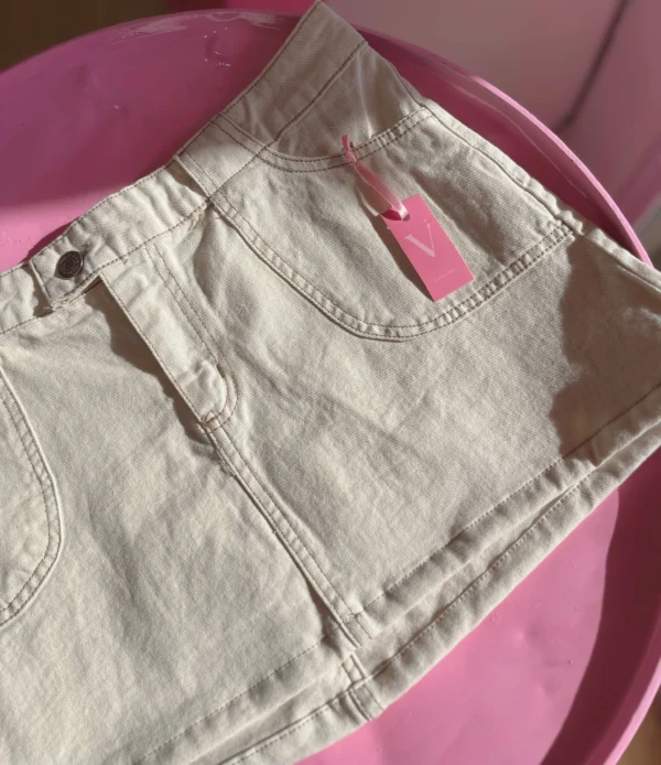 Detalle hilo grueso falda tiro bajo Vanitty Detalle de hilo grueso color nude en falda tiro bajo hueso Vanitty, acabado artesanal y textura delicada