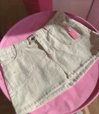 Falda tiro bajo color hueso Vanitty Falda tiro bajo de mujer Vanitty color hueso con detalles en hilo grueso nude, prenda delicada y moderna para looks chic