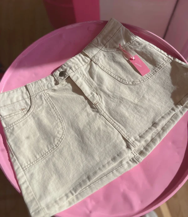 Falda tiro bajo color hueso Vanitty Falda tiro bajo de mujer Vanitty color hueso con detalles en hilo grueso nude, prenda delicada y moderna para looks chic