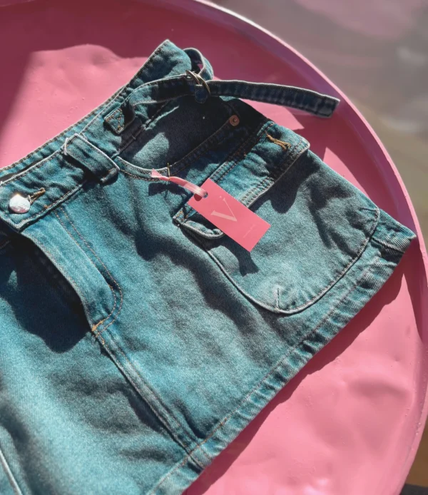 Detalle bolsillos falda cargo azul Vanitty Detalle de bolsillos y diseño tipo cargo en falda azul Vanitty, estilo práctico y actual de inspiración urbana