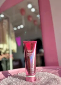 WhatsApp Image 2026-03-26 at 5.58.23 PM (2) Crema Velvet Petals Joy – Victoria’s Secret