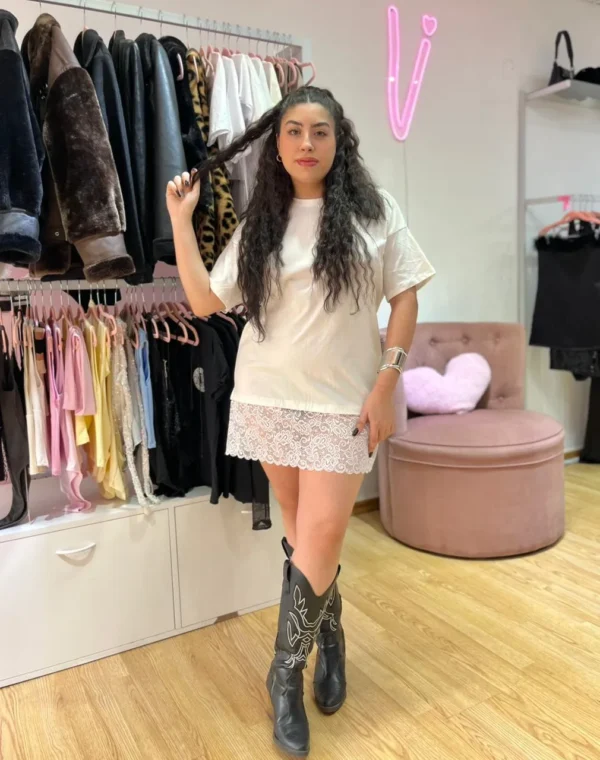 WhatsApp Image 2026-04-05 at 7.20.18 PM (1) Remerón de Jersey con Encaje – Blanco