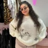 WhatsApp Image 2026-04-06 at 11.49.04 AM (1) Suéter Oversize con Lentejuelas – Crema