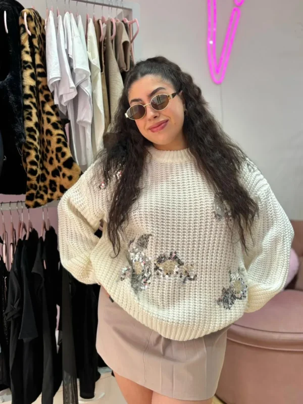 WhatsApp Image 2026-04-06 at 11.49.04 AM (1) Suéter Oversize con Lentejuelas – Crema