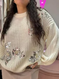 WhatsApp Image 2026-04-06 at 11.49.05 AM (1) Suéter Oversize con Lentejuelas – Crema
