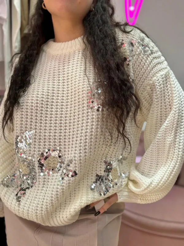 WhatsApp Image 2026-04-06 at 11.49.05 AM (1) Suéter Oversize con Lentejuelas – Crema