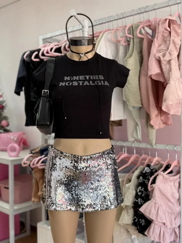 Remera Nostalgia – Baby Tee con Brillos | Negro