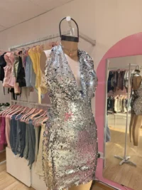 Vestido Cuello Marilyn con Strass – Plateado