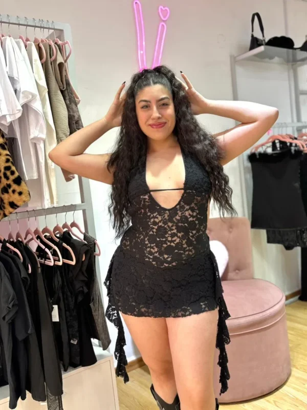 Vestido de Encaje con Volados – Negro