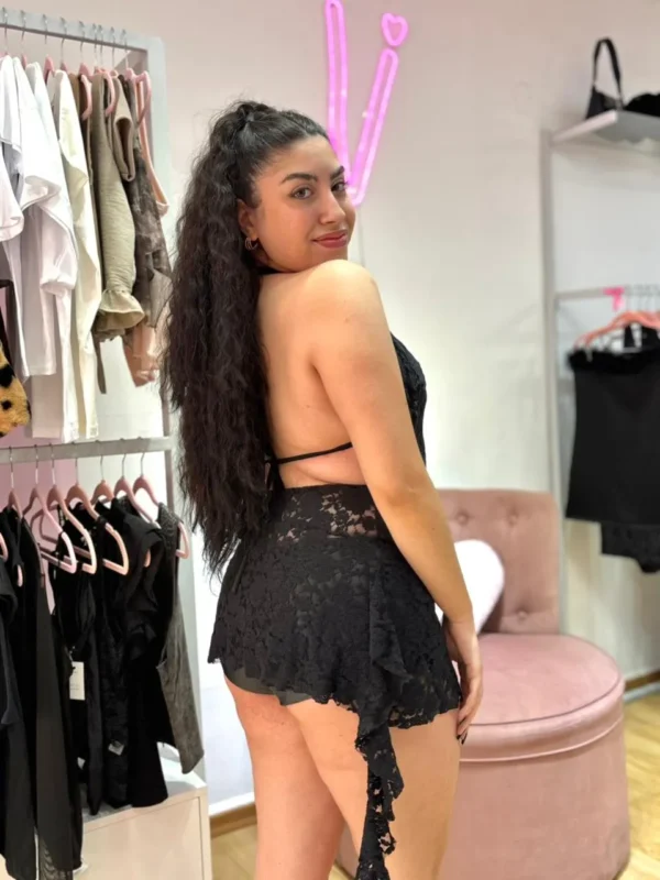 Vestido de Encaje con Volados – Negro