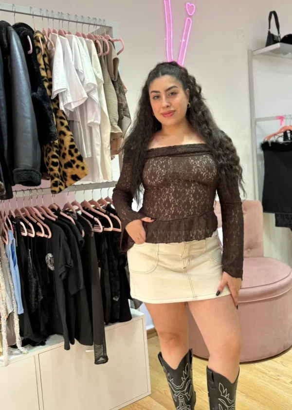 Blusa Encaje con Cuello Bote y Mangas Oxford – Chocolate