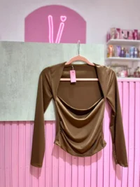 Remera de Microfibra Manga Larga con Cuello Recto y Leve Buche