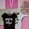 WhatsApp Image 2026-04-27 at 10.54.19 AM Blusa Baby Tee de Algodón con Bordes en Contraste y Letras