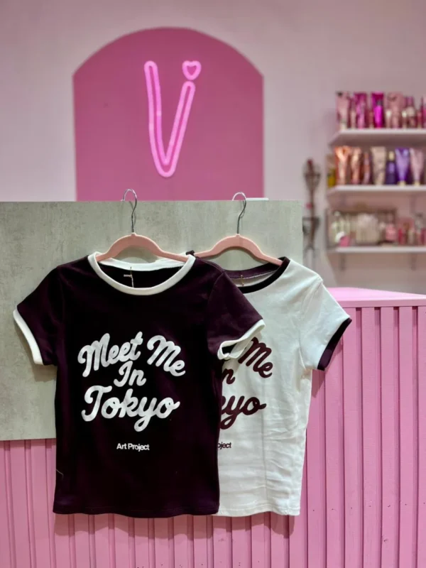 WhatsApp Image 2026-04-27 at 10.54.19 AM Blusa Baby Tee de Algodón con Bordes en Contraste y Letras
